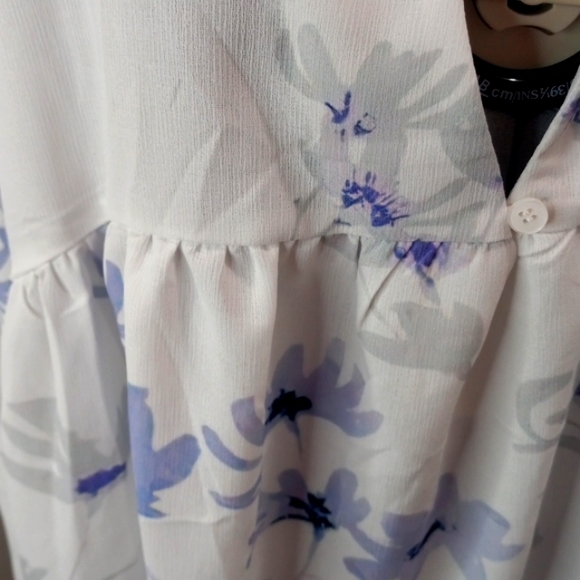 NWOT Just Fashion Now Spring Floral Top V Neck.     Size Large - Picture 4 of 9